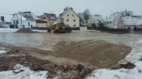 Der Bauuntergrund für das Interimsquartier der Schule in Westheim auf der Seitzwiese ist nun vorbereitet. Nach den Sommerferien soll hier der Schulbetrieb starten.