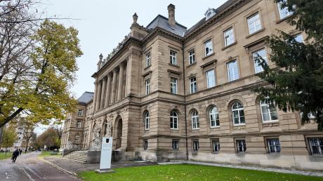 Am Mittwoch hat am Ulmer Landgericht ein Prozess um einen 44-Jährigen begonnen, der seine Mutter verprügelt haben soll. Die Staatsanwaltschaft fordert, dass der Mann dauerhaft in ein psychiatrisches Krankenhaus eingewiesen wird. 