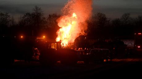 Am Dienstagabend brannte bei Langweid ein Mahnfeuer. Am Freitag streiken die Landwirte in Meitingen.
