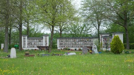 Die Grünpflege auf dem Friedhof Kaufering West ist Teil des Grünordnungskonzeptes des Marktes Kaufering.