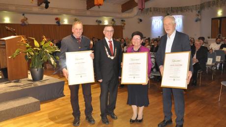 Beim Neujahrsempfang in Monheim wurden drei Bürgermedaillen verliehen (von links):  Alfons Lechner, Bürgermeister Günther Pfefferer, Irmgard Kuhnert und Lorenz Akermann