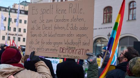 Am vergangenen Wochenende demonstrierten Menschen in Augsburg gegen Rechtsextremismus. Am Samstag, 27. Januar, gibt es ab 16 Uhr auf dem Oberen Stadtplatz in Aichach eine Kundgebung.
