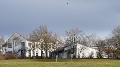 Der Gemeinderat Bibertal muss entscheiden, ob das Grundschulgebäude (hinten) und das Kinderhaus (vorne) in Kissendorf lediglich instandgesetzt oder
gleich energetisch saniert werden soll. Die Kostenunterschiede sind
beträchtlich. 