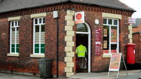 Eine britische Postfiliale in Woodville, Derbyshire. In Hunderten solcher Ämter kam es zu Defiziten in den Geschäftsbüchern.