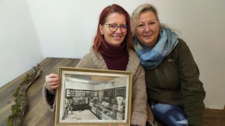 Anja Käser (li.) und Eva Eigenberger eröffnen zum 1. Februar den Laden "Blumen-Hexen" in der Donauwörther Sonnenstraße. Auf dem Foto, das sie zeigen, ist die ehemalige Bäckerei zu sehen.