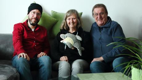 Eine kindgerechte Seite über Delfine und andere interessante Themen aus der Natur hat Susanne Gugeler mit Hilfe ihres Sohnes  Simon Gugeler (links) und Mann Rüdiger Hengl (rechts) gestaltet.