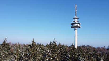 Riese im Wald: der Funkturm zwischen Bonstetten und Heretsried.