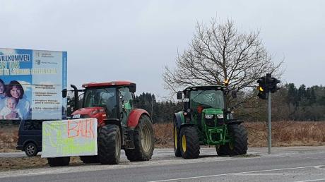 Traktoren vor dem Gelände von Airbus Defence and Space in Manching.