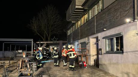 Etwa 50 Einsatzkräfte der Feuerwehren löschten am Freitagmorgen den Brand auf der Lutzinger Goldbergalm. 