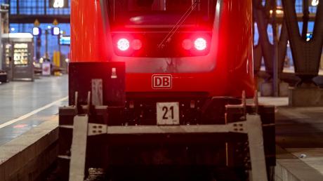 Im festgefahrenen Tarifstreit zwischen der Deutschen Bahn und der Lokführergewerkschaft GDL hat die Bahn nun ein neues Angebot vorgelegt.