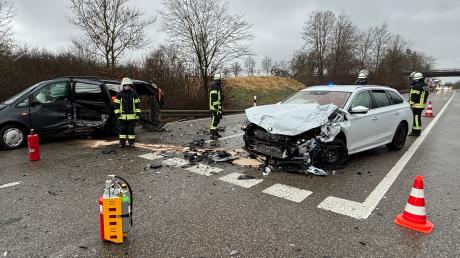 Zwei Verletzte und hoher Sachschaden - das ist die Bilanz eines Unfalls auf der B2 bei Monheim.