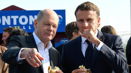 Fischbrötchen verbinden? Nicht unbedingt. Bundeskanzler Olaf Scholz (SPD) und Frankreichs Präsident Emmanuel Macron haben Schwierigkeiten, die spürbare Distanz, die zwischen ihnen steht, zu überwinden.  