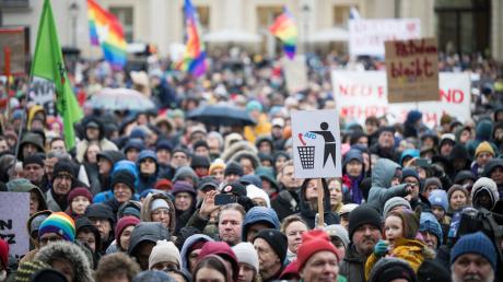 Hunderttausende Menschen gingen in den vergangenen Tagen bundesweit auf die Straßen und protestierten gegen Rechtsextremismus. Auch in Landsberg ist am Wochenende eine Kundgebung geplant.