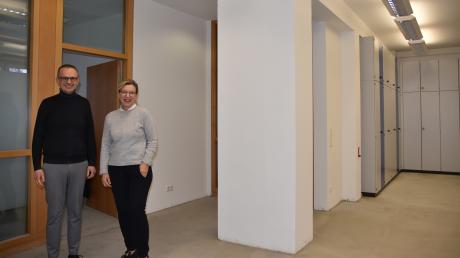 In Wemding wird der Bürgerservice-Bereich im VG-Gebäude modernisiert. Das Bild zeigt VG-Vorsitzenden Martin Drexler und Geschäftsleiterin Rosalinde Meyer in den Räumen.