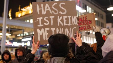 Am Wochenende finden in vielen Städten in Deutschland Demonstrationen gegen rechts statt. Das Foto entstand am Freitag in Bielefeld, aber auch in Schwaben wird demonstriert.