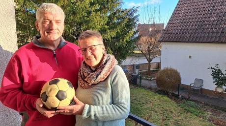 Hans und Claudia Kling mit dem Ball, der seit fast 40 Jahren gut behütet wurde. Nun möchten sie diesen für den guten Zweck weitergeben. 