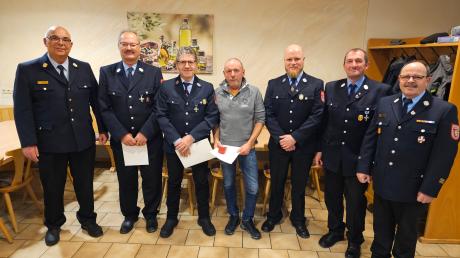 Drei Mitglieder der Feuerwehr Breitenthal wurden bei der jahreshauptversammlung für 40-jährige Tätigkeit im aktiven Dienst geehrt. Es sind (mit Urkunden) Robert Zeller, Thomas Harder und Hermann Jehle.