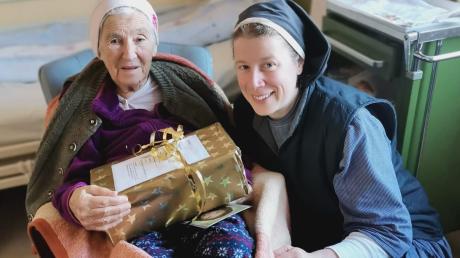 Schwester Jacintia (rechts), Leiterin der Altenheime im Kloster in Alba Julia, konnte der betagten Frau mit einem Weihnachtspäckchen aus dem Schwabenland eine kleine Freude zu Weihnachten bereiten.