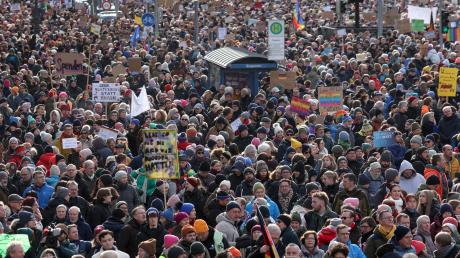 Insgesamt gingen in Deutschland am Wochenende nach Veranstalterangaben weit mehr als eine Million Menschen auf die Straße. In München spricht die Polizei von 100.000 Protestierenden, die Organisatoren gehen sogar von 250.000 aus. 