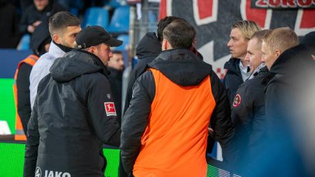 Stuttgarts Trainer Sebastian Hoeneß (mit Cappy) versuchte auf die Fans einzuwirken. Diese weigerten sich, ein Banner zu entfernen, die Fluchtwege versperrte.