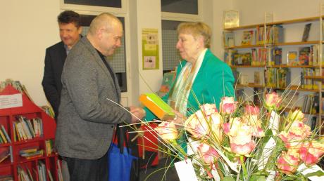 Auch die Bürgermeister Konrad Carl und Dietrich Binder bedankten sich im Namen ihrer Gemeinden Todtenweis und Petersdorf bei der langjährigen Leiterin der Pfarr- und Gemeindebücherei Aindling, Brigitte Lechner. 