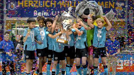 Die U11 von Bayer 04 Leverkusen durfte sich in der Brühlhalle feiern lassen. 