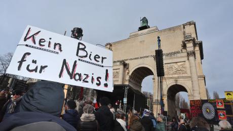 Demo gegen rechts am Sonntag in München: Ein Plakat vor dem Siegestor fordert: "Kein Bier für Nazis".