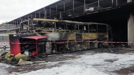 In Günzburg sind in der Nacht auf Sonntag zwei Busse in einer Halle am Bahnhof abgebrannt. Ein Kran der Firma Hölldobler musste die beiden Busse aus der Halle ziehen.
