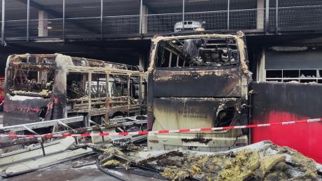 In Günzburg sind in der Nacht auf Sonntag zwei Busse in einer Halle am Bahnhof abgebrannt. Ein Kran der Firma Hölldobler musste die  beiden Busse aus der Halle ziehen.