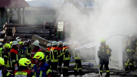 Rund 120 Feuerwehrleute waren bei einem Brand in einem Sägewerk bei Holzheim im Einsatz.