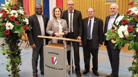 Sie begrüßten Langweid in 2024, von links: Victor Roger Nkou Fils, Marina Jakob, Jürgen Gilg, Günter Klein und der Zweite Bürgermeister Christian Herfert.