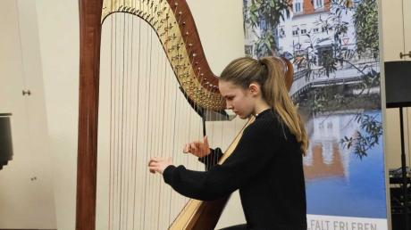 Sarina Bauer spielt wundervoll auf der Harfe ohne Notenbuch.