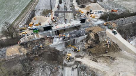 Zum Bahnstreik kommen Bauarbeiten im Kreis Donau-Ries: Am Montagvormittag waren Gleise und Oberleitungen der Bahnstrecke Donauwörth - Treuchtlingen über der B25 bereits entfernt. 