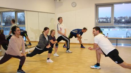 Beim TSV Friedberg gibt es ein neues Angebot: Trainingsleiter Manuel Greber zeigt den Teilnehmerinnen und Teilnehmern eine Übung.