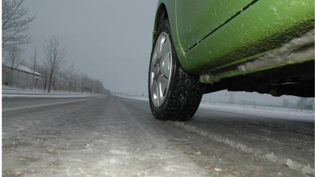 Am Dienstagmorgen verwandelten sich vereinzelte Straßen im Landkreis Günzburg zu gefährlichen Eisflächen.