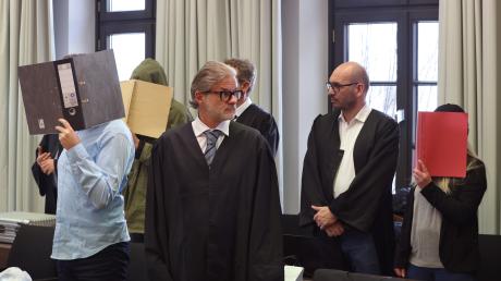 Patrick O. (Zweiter von links) und seine Frau (rechts) sind wegen des Doppelmords in Altenstadt angeklagt. Im Prozess kommen aktuell verschiedene Zeuginnen und Zeugen zu Wort.