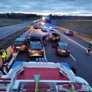Fast 90 Prozent der Einsätze der Freiwilligen Feuerwehr Adelzhausen spielen sich auf der Autobahn A8 ab. So auch am 24. Januar, als ein gutes Dutzend Autos morgens in mehrere Unfälle zwischen Adelzhausen und Odelzhausen in Richtung München verwickelt war.