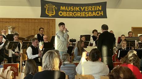 Cedrik Wenger aus Aresing trat beim Neujahrskonzert des Musikvereins Obergriesbach mit zwei Stücken auf. Der hoffnungsvolle Nachwuchssänger wurde mit sehr viel Beifall bedacht.