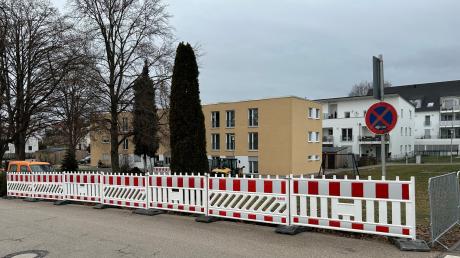 Hinter diesem Zaun soll auf einer Wiese am Ludwigsgraben in Wemding der provisorische Kindergarten St. Marien entstehen. Die ersten Arbeiten dafür finden noch im Januar statt.