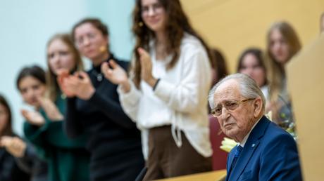 Der 95 Jahre alte Abba Naor ist einer der letzten Holocaust-Überlebenden, der als Zeitzeuge noch von den Nazi–Gräueln erzählen kann.