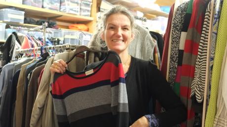 Theresa Obermayer arbeitet seit fünf Jahren im Kleiderladen Kissing als ehrenamtliche Helferin mit und freut sich über ein schönes Kleid, das angeliefert wurde. 