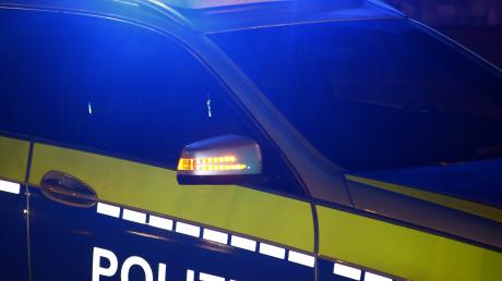Die Polizei in Augsburg ermittelt unter anderem wegen Bedrohung.