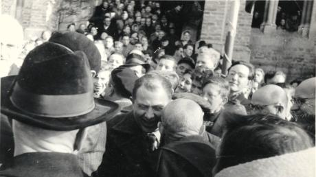 Eine große Menschenmenge versammelte sich im Januar 1954 bei der Rückkehr der jahrelang in Korea vermissten Missionsbenediktinerinnen und Missionsbenediktiner in St. Ottilien.