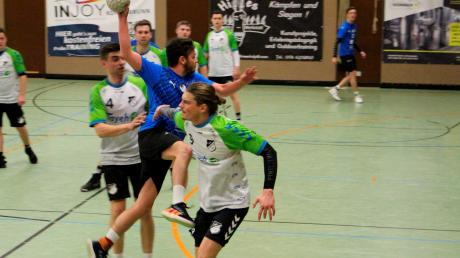 Tobi Böhm (am Ball) möchte mit den Handballern des BHC Königsbrunn dem Tabellenführer ein Bein stellen.