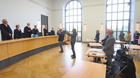 Das Bayerische Verfassungsgericht bei der Arbeit: Hier verhandeln die Richterinnen und Richter eine Klage der AfD-Fraktion, vertreten von ihrem Vorsitzenden Ulrich Singer.