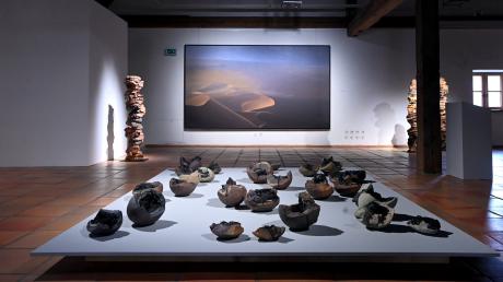 Die Ausstellung "Keramik trifft Wüstenlandschaft" startet am 28. Januar in der Schwäbischen Galerie Oberschönenfeld.