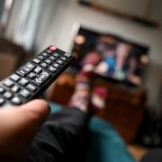 Vermieter dürfen TV-Gebühren nicht mehr auf die Nebenkosten umlegen. Bis spätestens 30. Juni müssen Mieter geklärt haben, wie sie künftig weiter fernsehen.