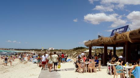 Es Trenc liegt in einem Naturschutzgebiet und überzeugt mit Idylle und Entspannung. Aufgrund der Touristenströme gibt es am vermeintlich schönsten Strand Mallorcas aber ein Müllproblem.
