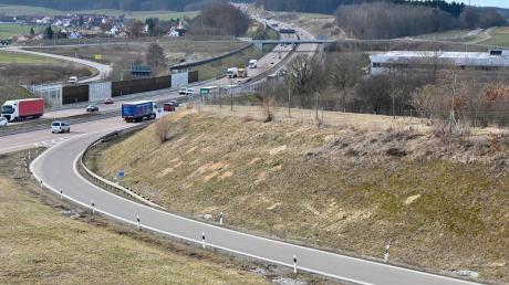 An der Autobahn A8 bei Zusmarshausen könnte in der Nähe der Firma Chefs Culinar (rechts im Bild) ein Bahnhalt eingerichtet werden.