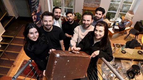 Die Familie Ugurlu eröffnet im Kino Liliom das Café Nene:  Merve, Furkan, Cihat, Sezer, Recep, Cagri, Zühal freuen sich schon auf die ersten Kunden (v. l.).                  